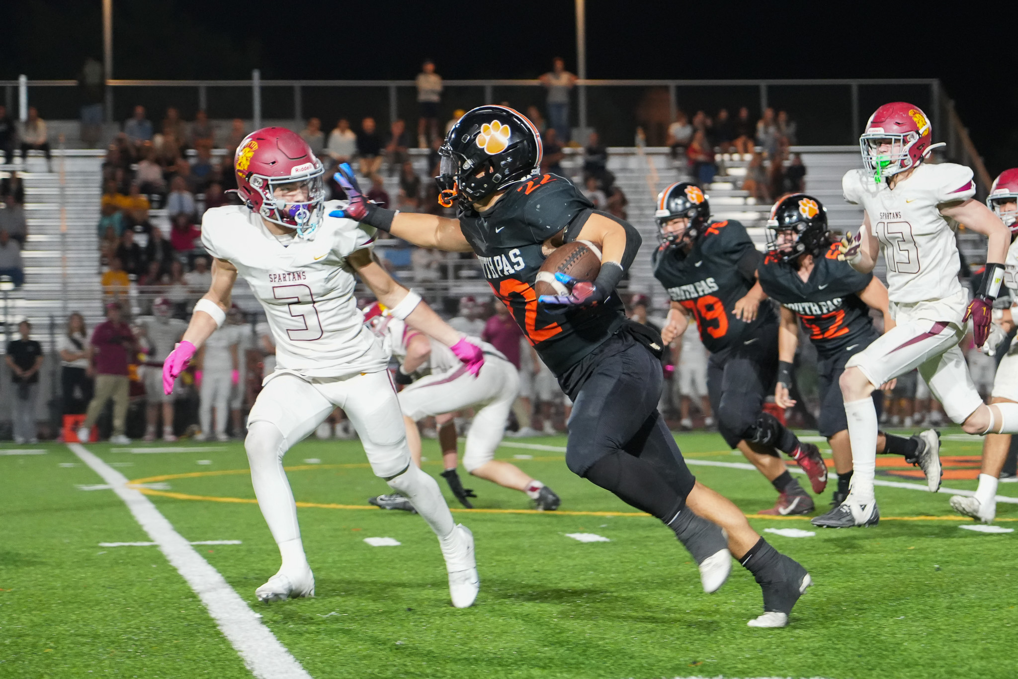 Football conquers La Cañada in dramatic homecoming game