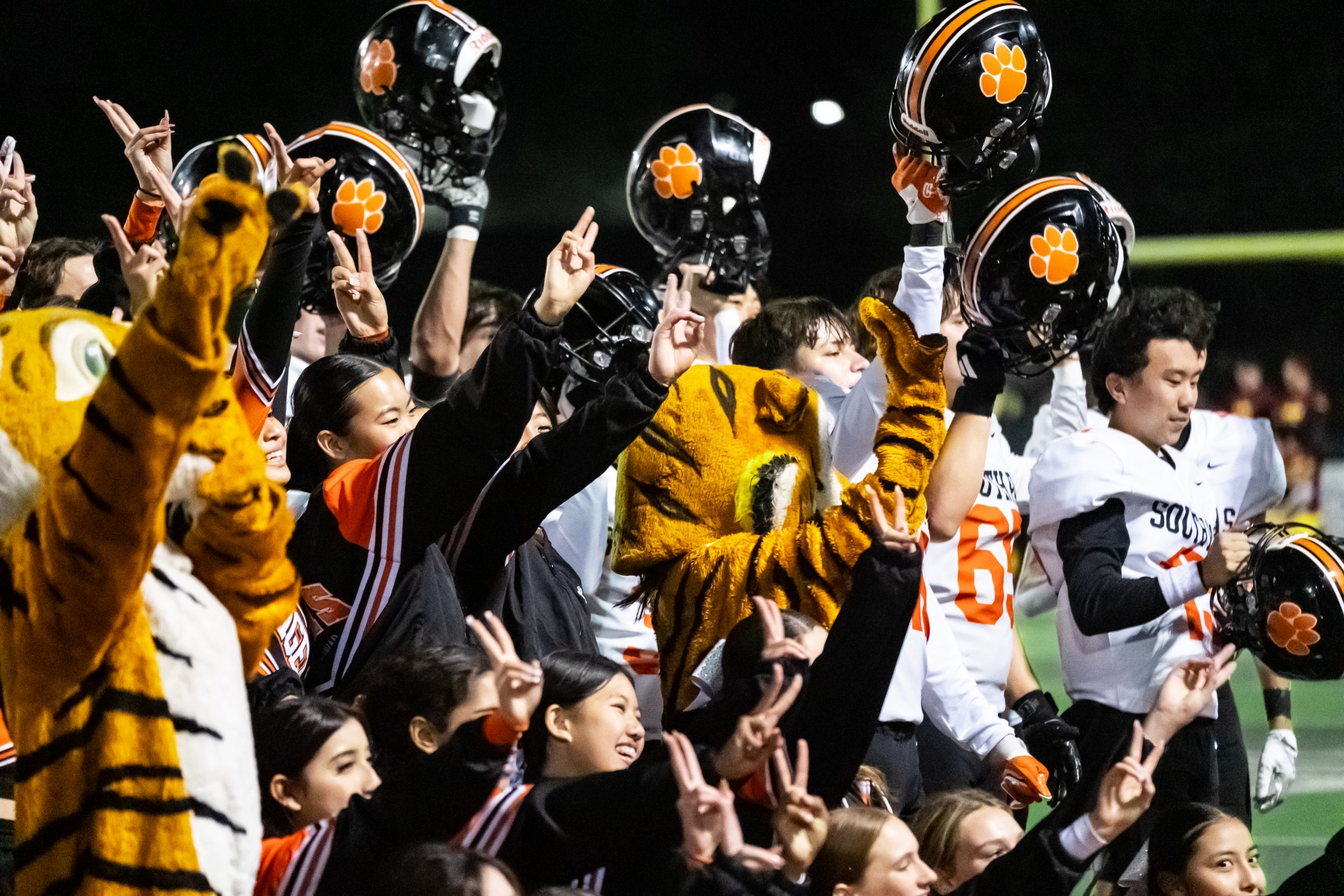 Football seizes league title with win against La Cañada