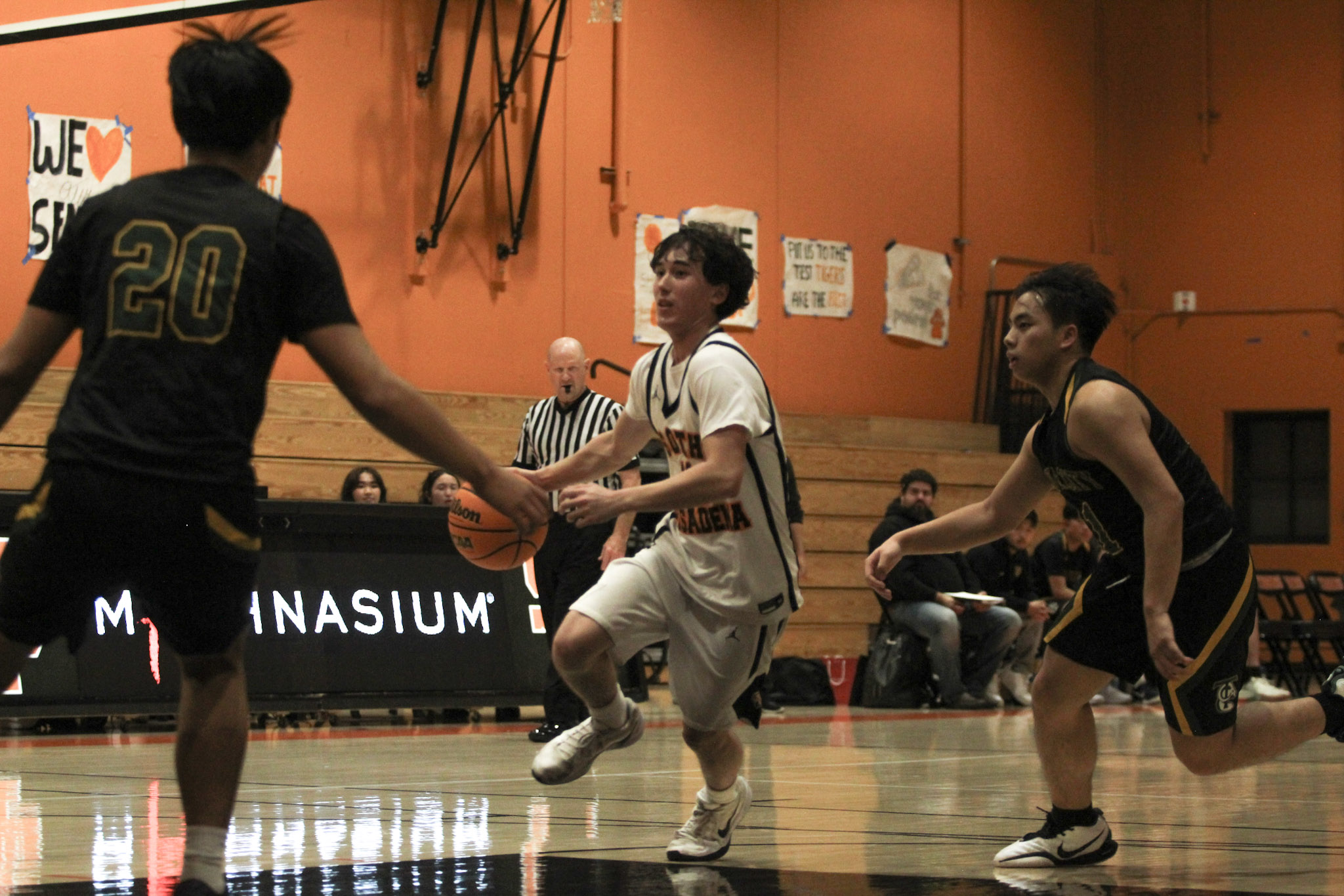 Boys’ basketball overcomes neck-and-neck battle against La Cañada