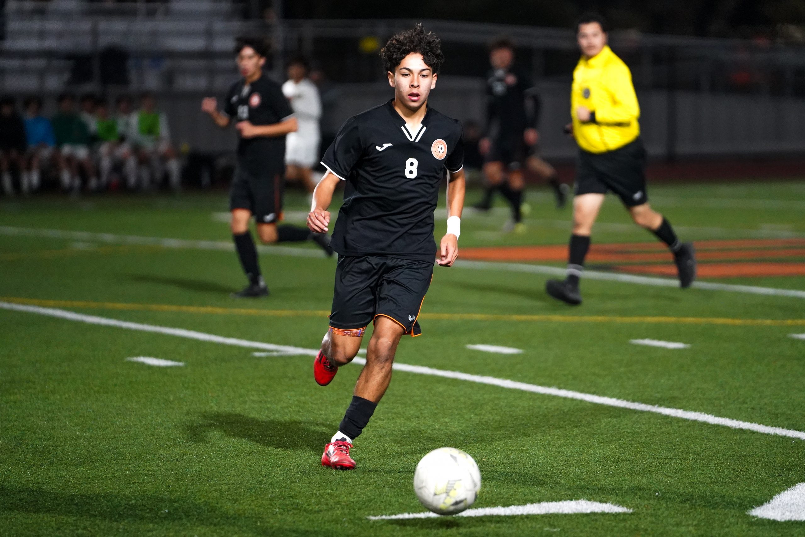 Boys’ soccer defeats La Cañada after tense game