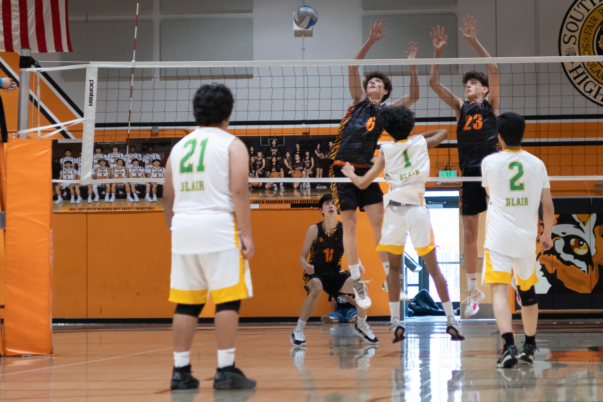 Boys’ volleyball blazes through Blair in one-sided match